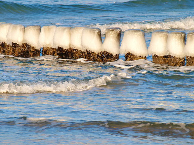 vereiste Buhnen in der Ostsee Winter - Buhnen