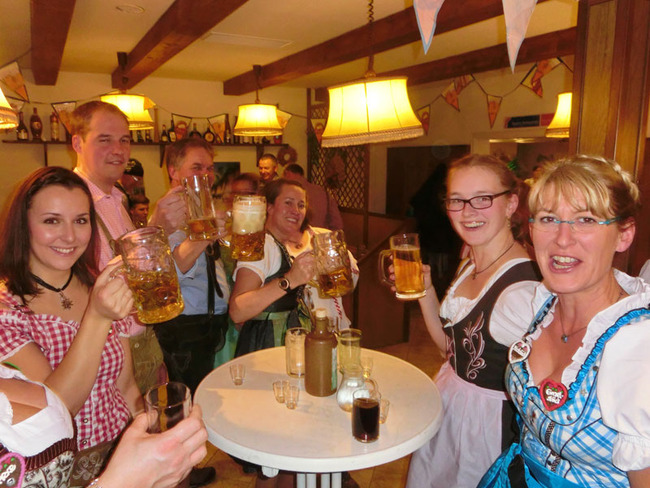 Gäste zum Oktoberfest Oktoberfest im Ferienpark Retgendorf in Mecklenburg