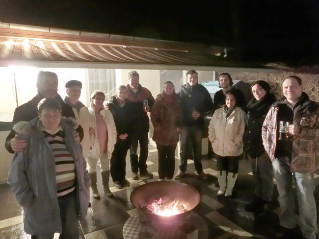Gäste an der Feuerschale Gäste - Feuerschale im Ferienpark Retgendorf am Schweriner See
