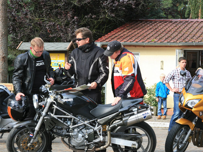Biker vor der Rezeption Bikergruppe im Ferienpark Retgendorf