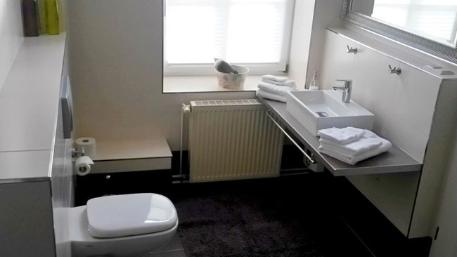 Fewo Weisin Badezimmer mit Toilette und Waschtisch