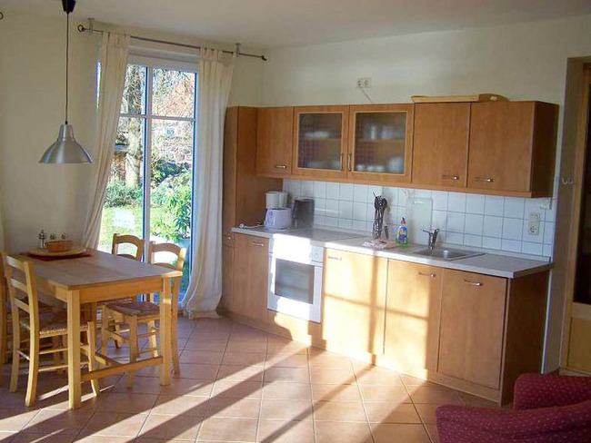 Ferienwohnung mit moderner Küchenzeile und Esstisch für 4 Personen