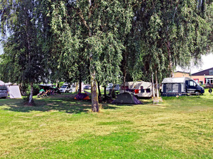 Campingplatz mit Zelten und Wohnwagen Campingplatz im Grünen mit Zelten und Wohnwagen