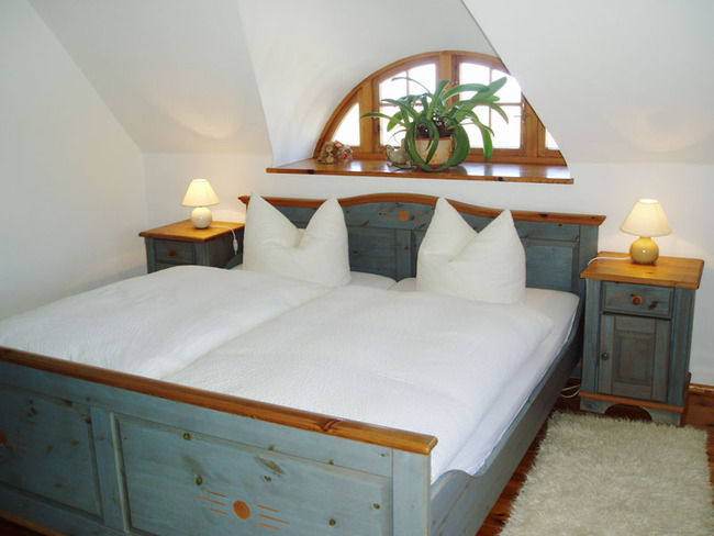 Ferienwohnung - großes Doppelbett im SZ