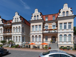 Hotel Villa Auguste Viktoria mit Eingang und Sonnenterrasse