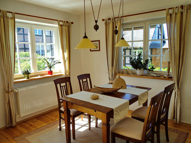 Untere Ferienwohnung - Wohnzimmer mit Esstisch und 4 Stühlen aus Holz