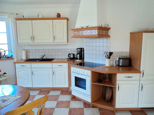 Untere Fewo - große Küche mit Sitzecke, Spüle, Kühlschrank, Backofen, Ceranfeld, Kaffeemaschine