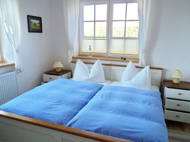 Untere Ferienwohnung - Schlafraum mit 2 Fenstern, Doppelbett, Nachtschränken, Tischlampen