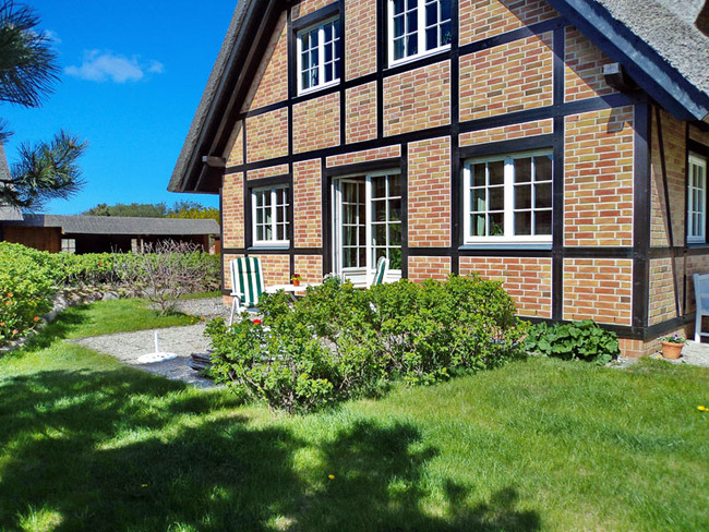 Untere Ferienwohnung - möblierte Terrasse im Grünen mit Zugang zum Wohnzimmer
