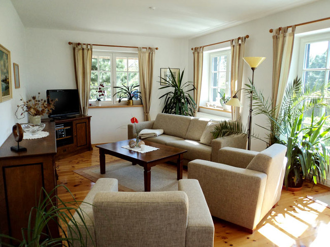 Untere Ferienwohnung - Wohnzimmer mit Sitzecke, 2 Sesseln, Couch, Kommode, TV, CD-Player