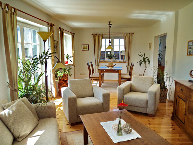 Untere Ferienwohnung - Wohnzimmer mit Sitzecke, Tisch, Couch, 2 Sesseln, Esstisch mit 4 Stühlen