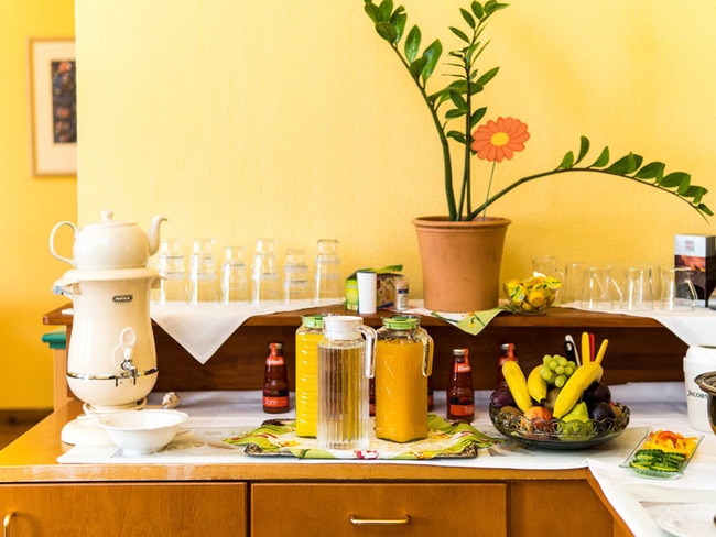 Frühstücksbuffet mit Obst und Getränken Frühstücksbuffet mit Obst und Getränken