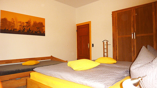 Ferienwohnung 2 - Schlafzimmer 2 mit Doppel- und Einzelbett