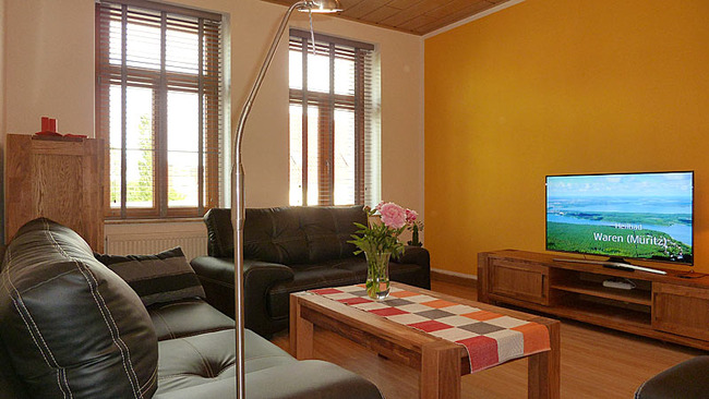 Ferienwohnung 2 - Wohnzimmer mit Couch und TV