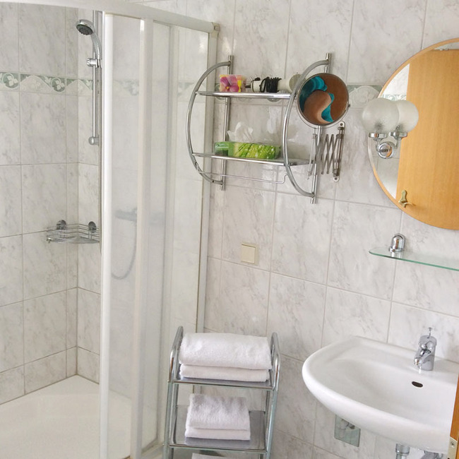Ferienwohnung 3 - Badezimmer mit Fenster, Dusche, WC und Waschbecken, Fön und Kosmetikspiegel
