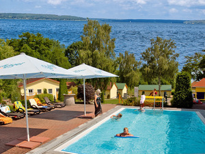 Außenpool mit Sonnenterrasse Außenpool mit Sonnenterrasse zum Relaxen und Blick auf den Plauer See