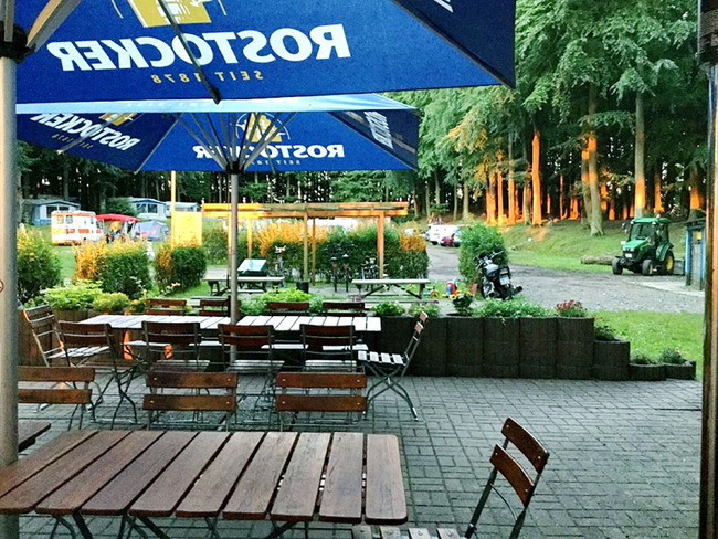 Biergarten auf dem Naturcampingplatz Nipmerow