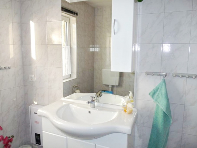 Bungalow - helles Badezimmer mit Dusche, Waschbecken, WC
