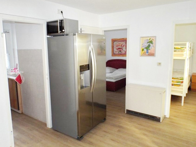 Bungalow - Eingangsbereich mit großem Kühlschrank, Mikrowelle