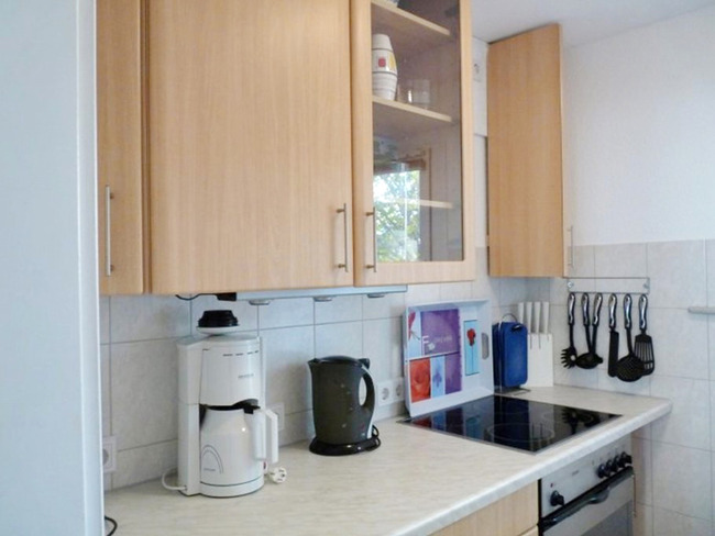 Bungalow - Küche mit Spülmaschine, Kühlschrank, E-Herd mit Ceranfeld und Backofen