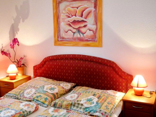 Bungalow - Schlafzimmer mit Doppelbett und Nachtschränken