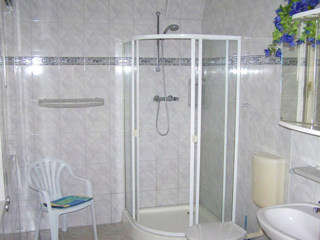 Ferienhaus 1 - Badezimmer im Erdgeschoss mit Dusche, Waschbecken und WC