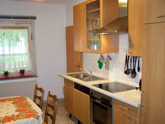 Ferienhaus 1 - Küche mit Esstisch, Geschirrspüler, E-Herd, Kühlschrank, Mikrowelle