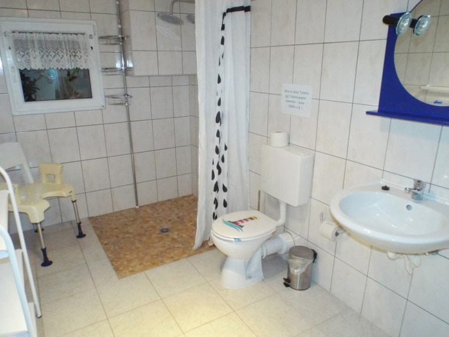 Ferienhaus 2 - Badezimmer mit befahrbarer Dusche, Waschbecken und WC