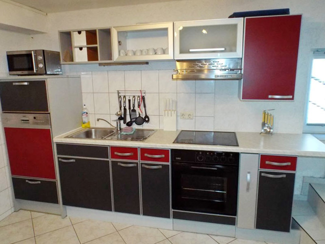 Ferienhaus 2 - Küche mit Geschirrspüler, Elektroherd mit Ceranfeld und Backofen, Kühlschrank