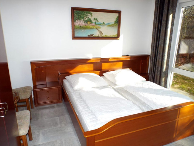 Ferienhaus 2 - Schlafzimmer mit Doppelbett