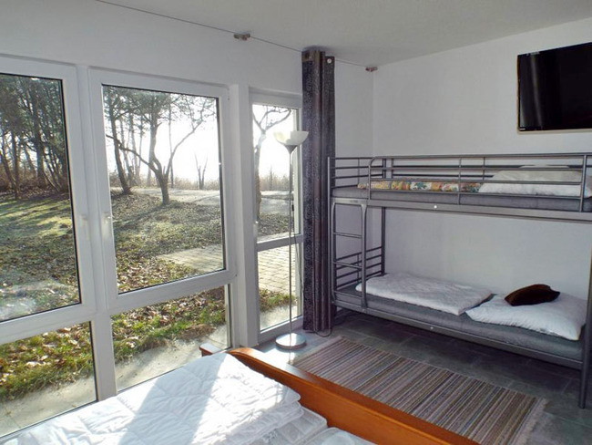 Ferienhaus 2 - Schlafzimmer mit Doppelbett und Etagenbett