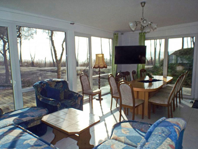 Ferienhaus 2 - Wintergarten mit Sitzecke, Esstisch und TV