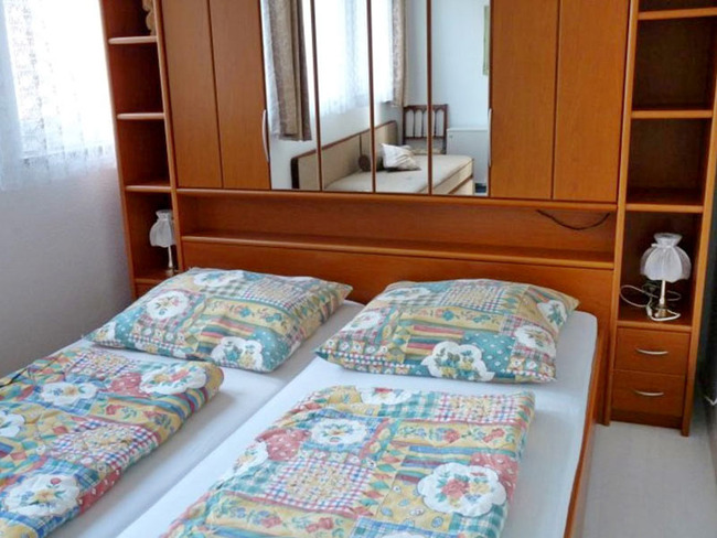 Ferienhaus 3 - Schlafzimmer mit Doppelbett