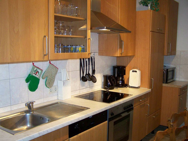 Ferienhaus 3 - Küche mit Geschirrspüler, Elektroherd mit Ceranfeld und Backofen, Kühlschrank