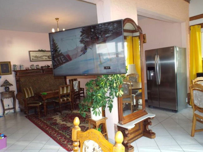 Ferienhaus 3 - Wohnzimmer mit Esstischen, Sitzecke, TV, großem Kühlschrank