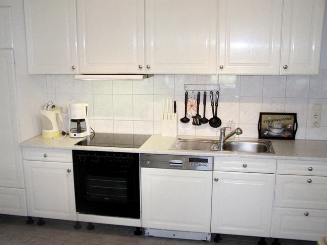 Ferienhaus 5 - helle Küche mit Geschirrspüler, Elektroherd mit Ceranfeld und Backofen, Kühlschrank