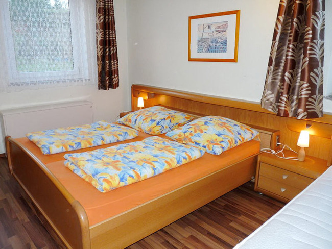 Ferienhaus 5 - Schlafzimmer mit Doppelbett und Nachtschränken