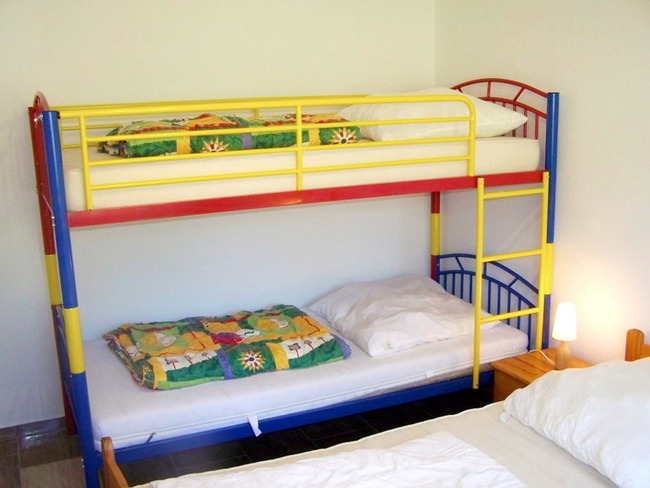 Ferienhaus 7 - Schlafzimmer mit Doppelbett und Etagenbett
