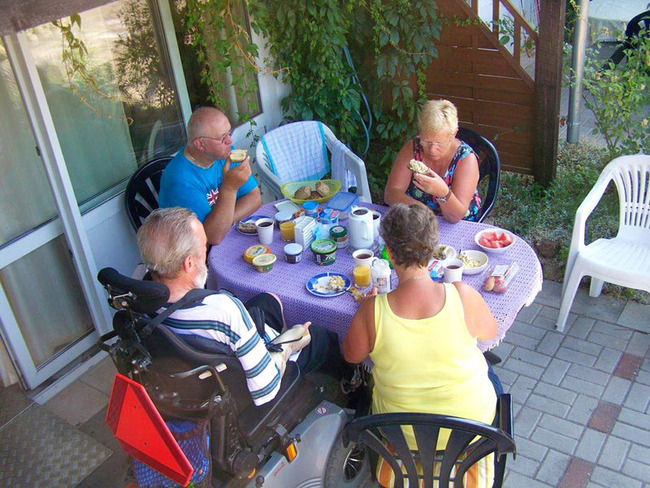 Ferienwohnung für 7 Personen - Urlaub beim Frühstück auf der Terrasse