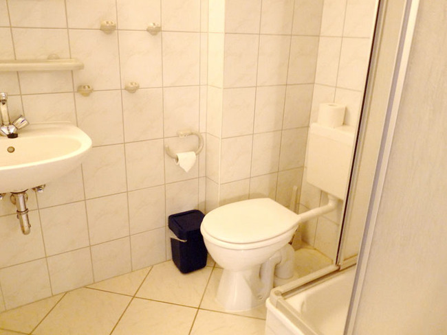 Ferienwohnung für 6 Personen - Badezimmer mit Dusche, WC und Waschbecken