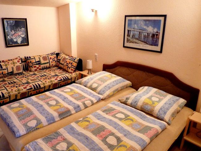 Ferienwohnung für 6 Personen - Schlafzimmer mit Doppelbett und Sofa