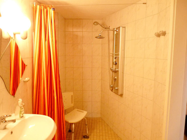 Ferienwohnung für 5 Personen - Badezimmer mit ebenerdiger Dusche, WC und Waschbecken