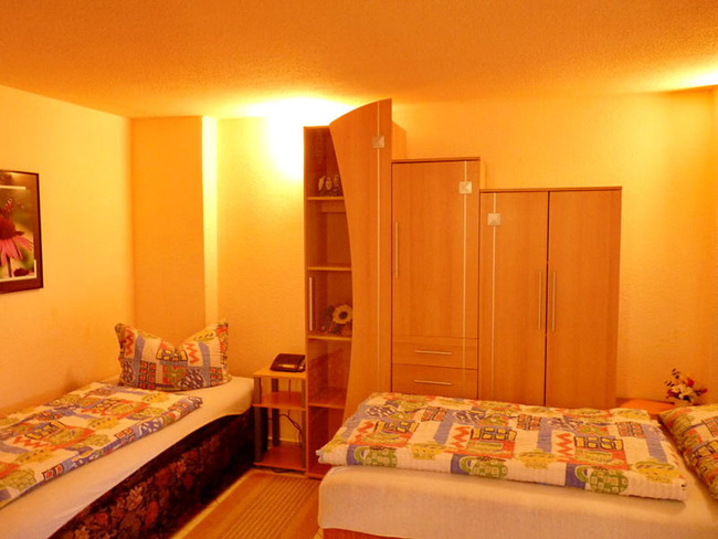 Ferienwohnung für 5 Personen - Schlafzimmer mit 3 Einzelbetten, Nachttischen, Kleiderschränken