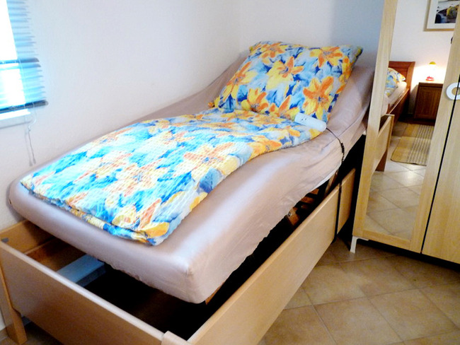 Ferienwohnung für 5 Personen - Schlafzimmer mit unterfahrbarem Pflegebett
