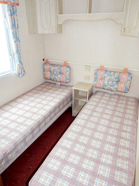 Mobilheim für 4 Personen - Schlafzimmer mit 2 Einzelbetten