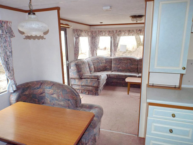 Mobilheim für 6 Personen - Wohnraum mit Sitzecke und offener Küche mit Esstisch