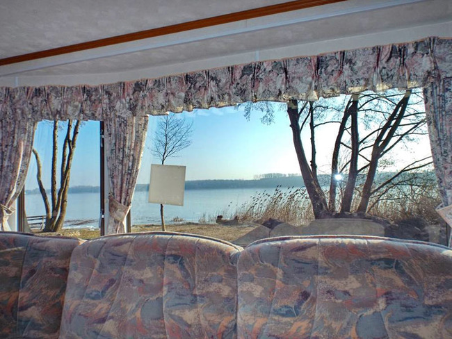 Mobilheim für 6 Personen - Wohnzimmer mit Panoramablick auf den See