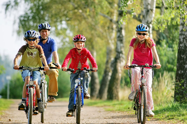 Familie auf Fahrradtour Familie auf Fahrradtour