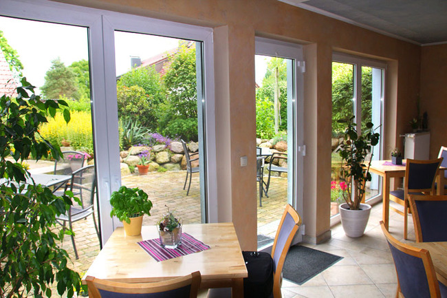 Frühstücksraum mit Terrasse und Steingarten