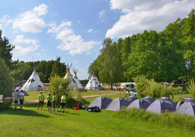 Zelte und Tipis auf dem Jugendcampingplatz